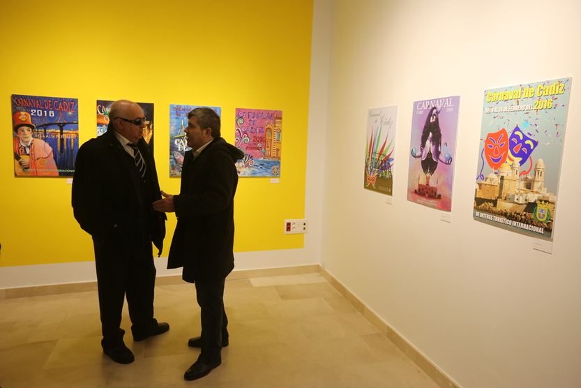 Los carteles candidatos a anunciar el Carnaval 2016 se exhiben en la Casa Pemán