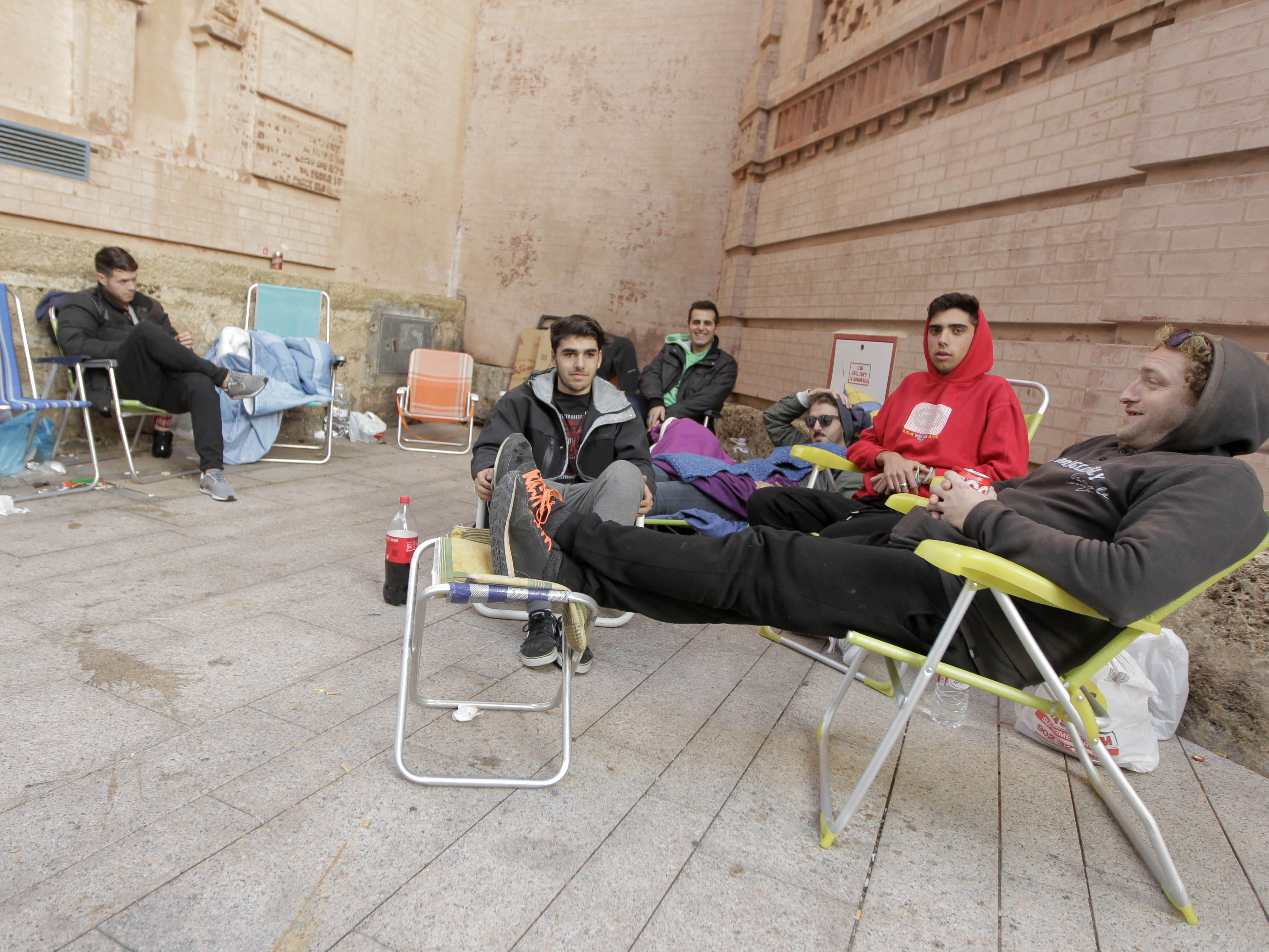 La cola para la venta de entradas se reparte entre el Falla y el Baluarte