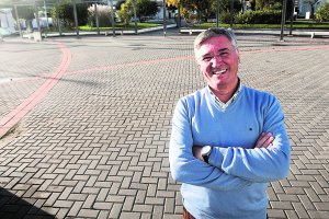 «Si una agrupación canta en inglés, yo puntuaría con un cero la letra»