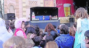 El espectáculo de títeres atrae a un centenar de niños gaditanos