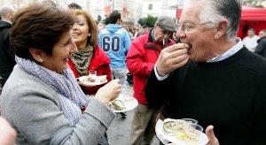 Las coplas despiertan hoy en las calles de Cádiz entre erizos y ostiones