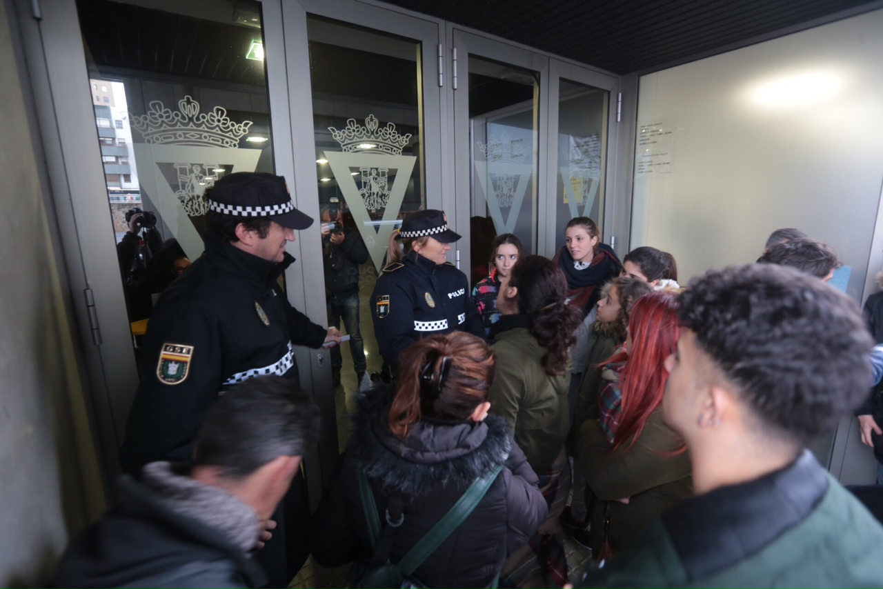Los aficionados enfurecen tras agotarse las entradas para Martínez Ares