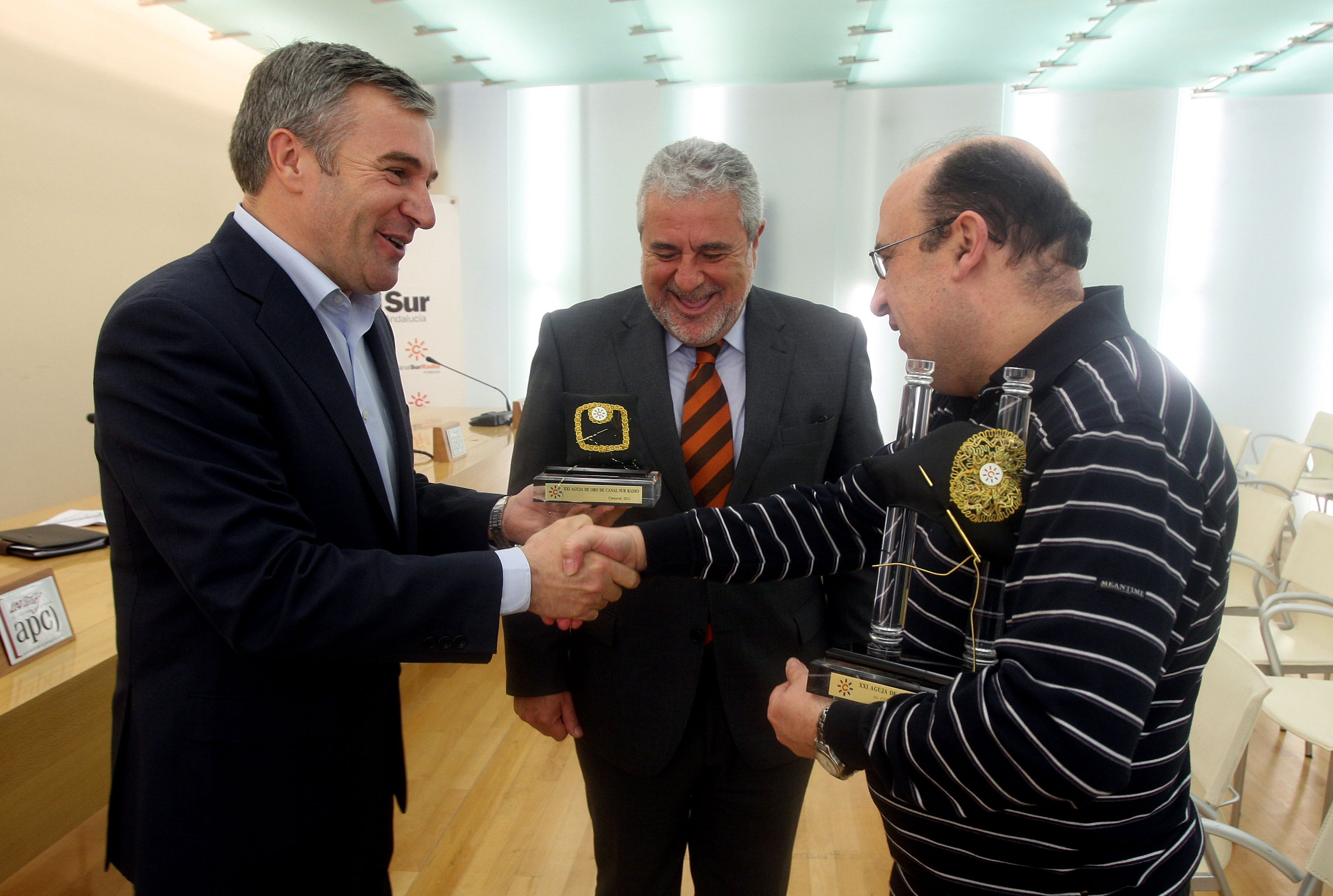 Migueles recibe la Aguja de Oro en nombre de su coro
