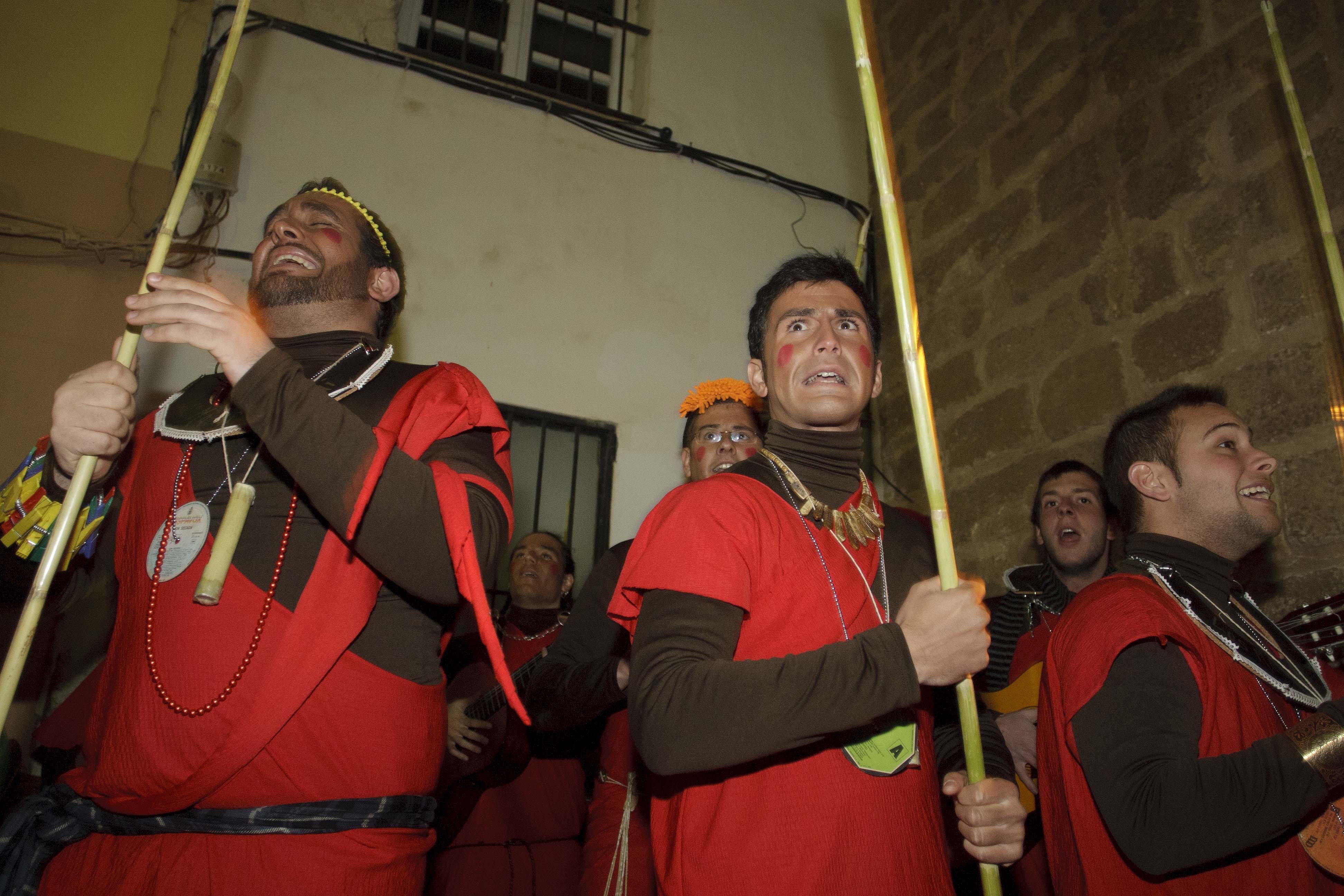 Las chirigotas callejeras se despiden del Pópulo y ponen rumbo a El Puerto