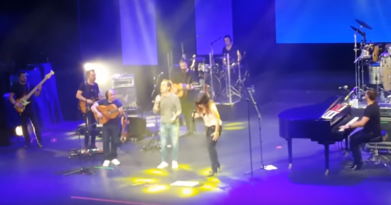 Carli Brihuega canta en concierto con Vanesa Martín