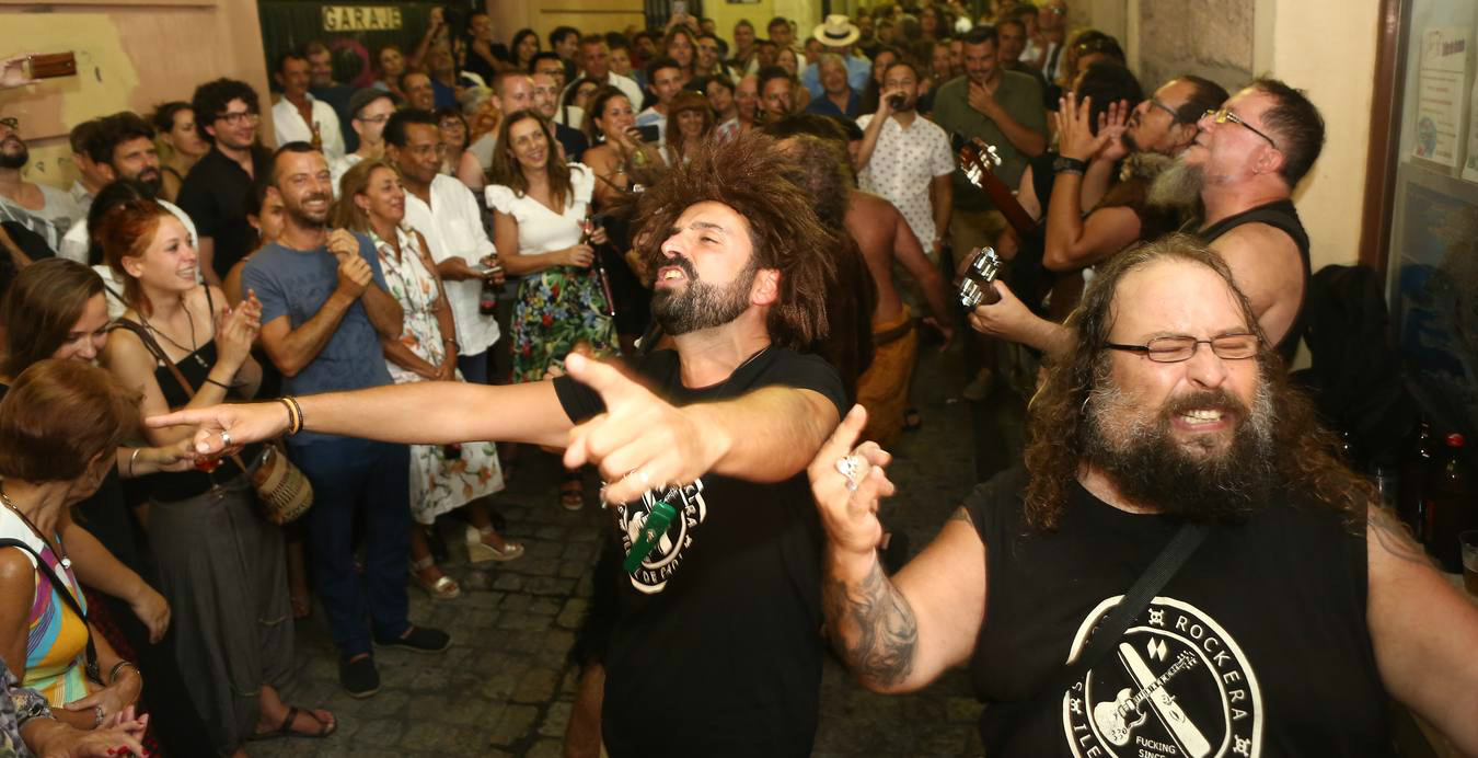 El Carnaval, en chanclas y mangas cortas
