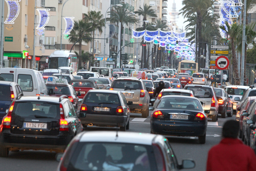 Guía práctica para llegar al Carnaval de Cádiz en transporte público, coche, aparcar y no morir de desesperación