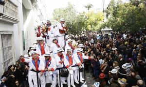 Las calles de Cádiz se llenan para disfrutar del lunes de coros