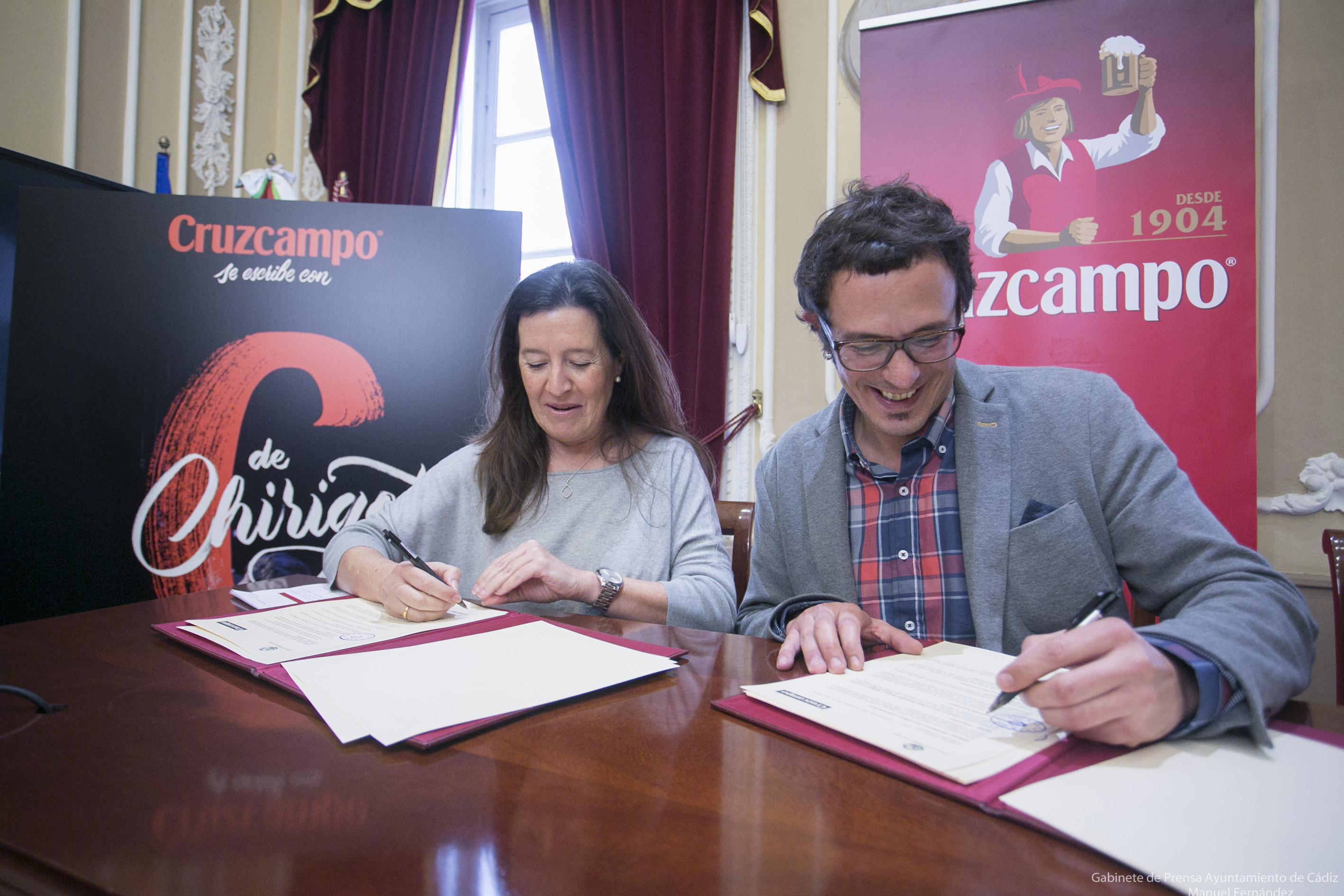 Ayuntamiento y Cruzcampo firman un convenio para la difusión del Carnaval