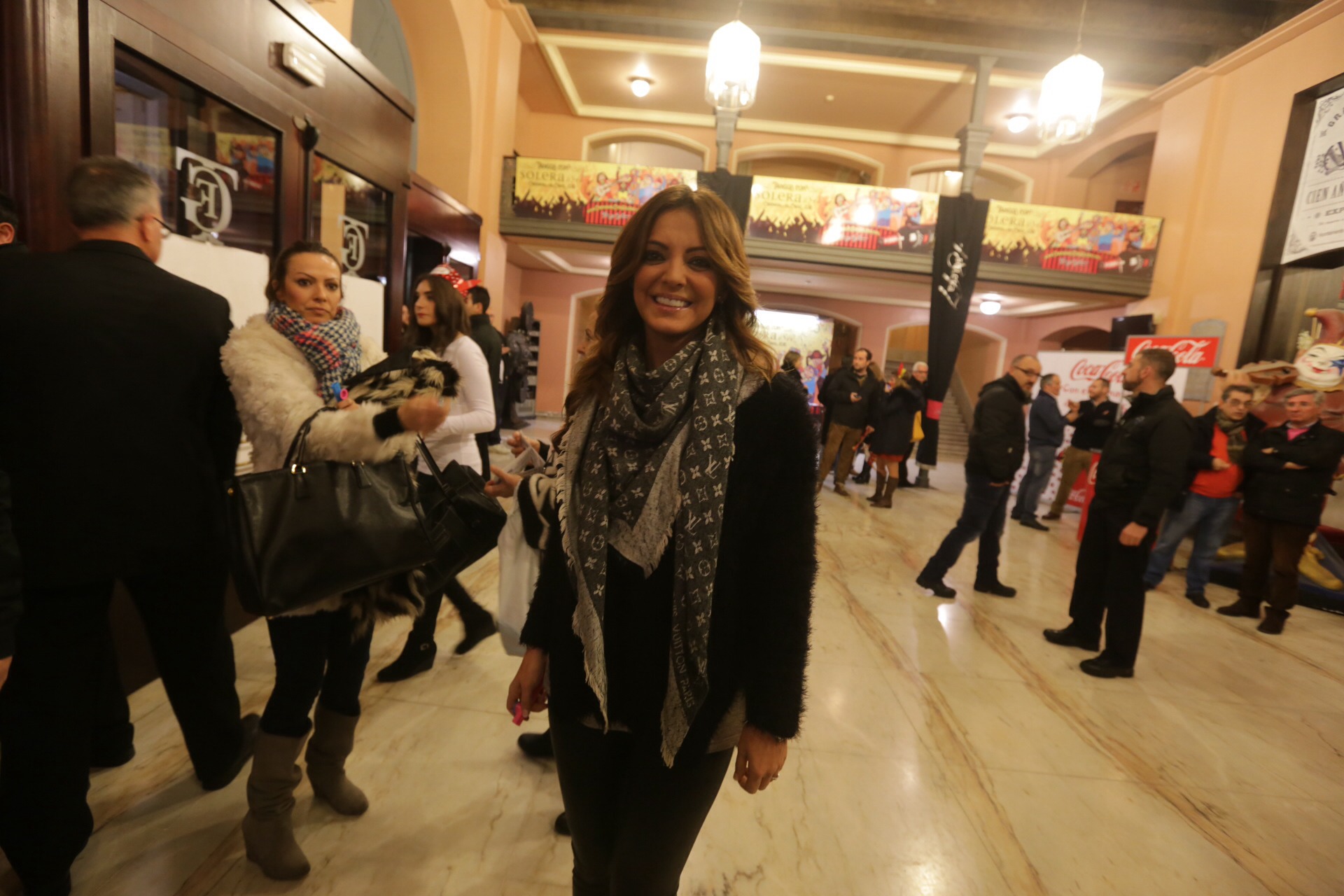 La sociedad gaditana se da cita en la Final del Concurso del Carnaval de Cádiz
