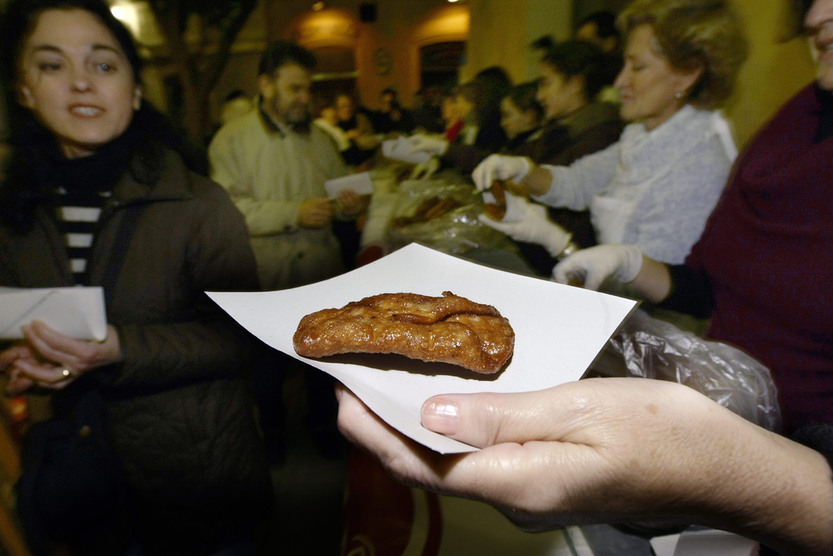La Peña Los Dedócratas repartirá entre 10.000 y 12.000 unidades de pestiños