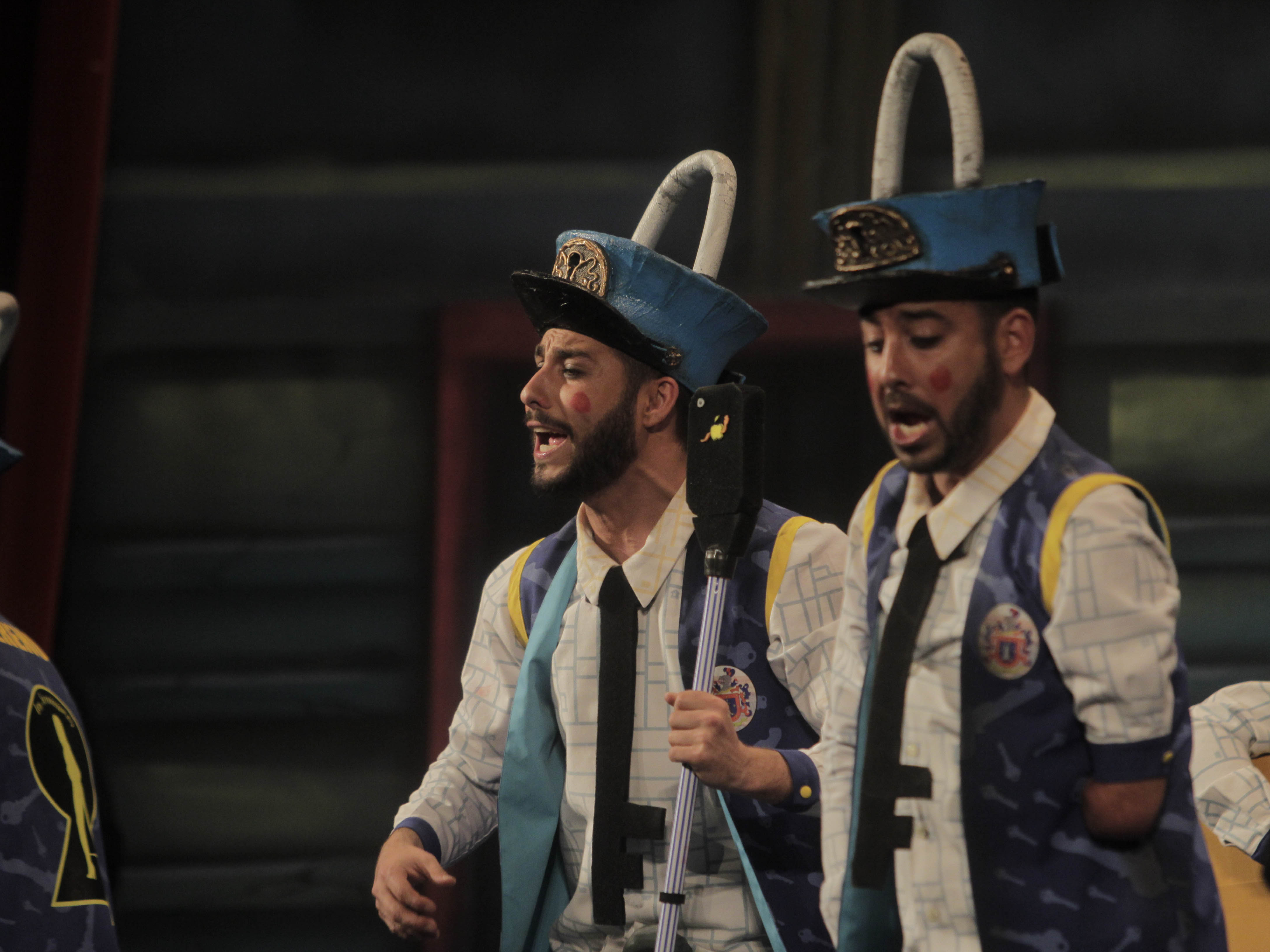 La chirigota de los Molina pone en pie al Gran Teatro Falla