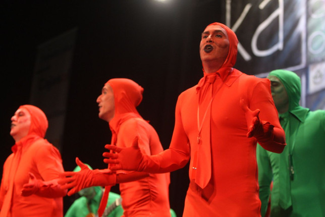 Actuación de la chirigota Ahora bajo... que me estoy cambiando. semáforos Carnaval de Cádiz 2018