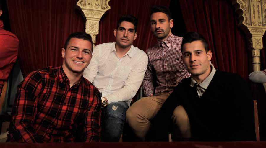 Los jugadores del Cádiz disfrutan del Teatro Falla en el palco de LA VOZ