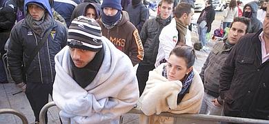 Largas colas en el Falla para conseguir las primeras entradas de preliminares