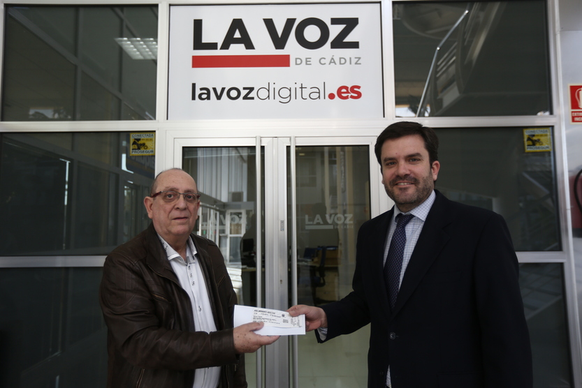 El ganador del palco para la sesión de Juan Carlos Aragón y Tino Tovar recoge sus entradas en La Voz