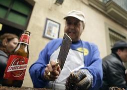 Pestiños, erizos y ostiones dan la bienvenida al Carnaval de Cádiz