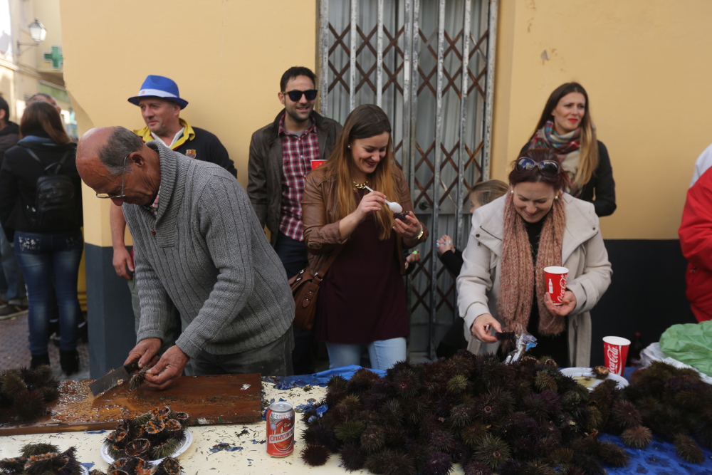 La Viña y San Antonio atraen a Cádiz a media Andalucía con la Erizada y Ostionada