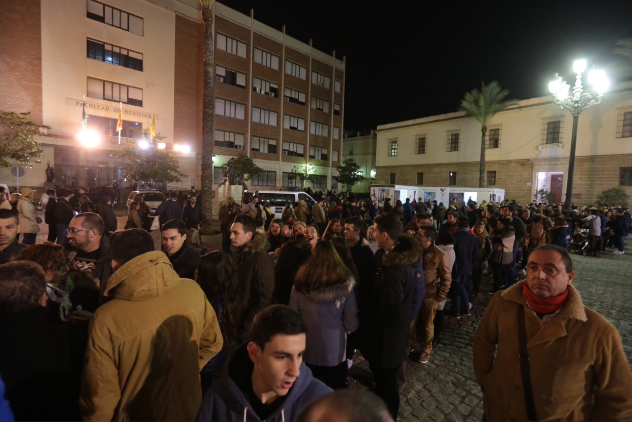 La función arranca con más de una hora de retraso