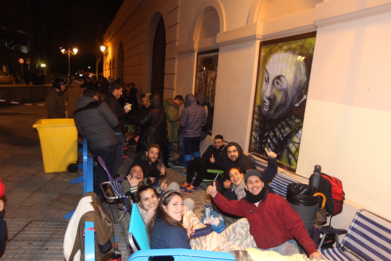 Amenazas de los reventas a los aficionados que guardan cola para comprar las entradas en el Baluarte