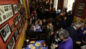 La II Anchoada Popular llena la peña El Quini y la calle San Félix
