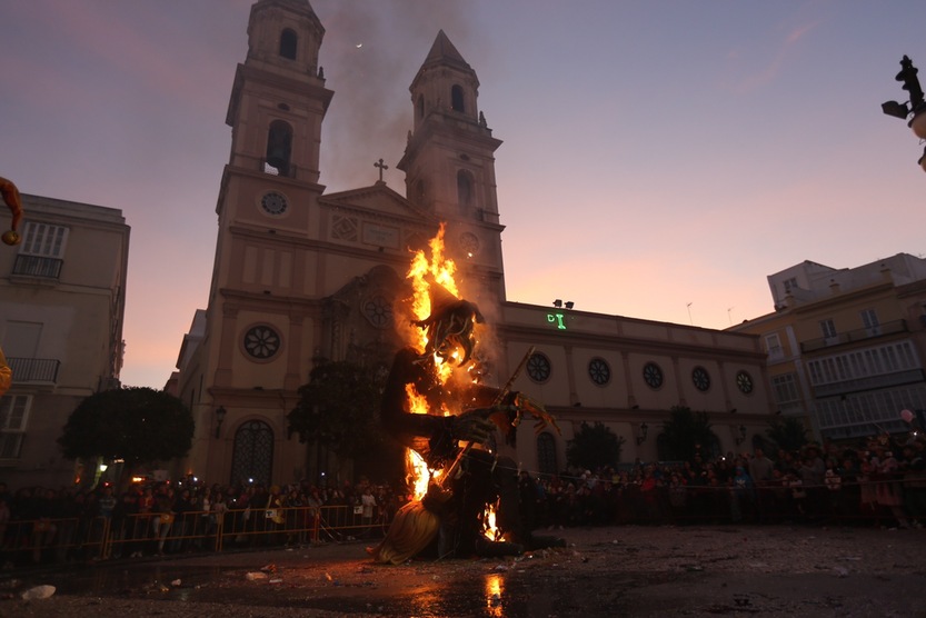 La Bruja Piti y el Dios Momo arden y marcan el final del Carnaval 2015
