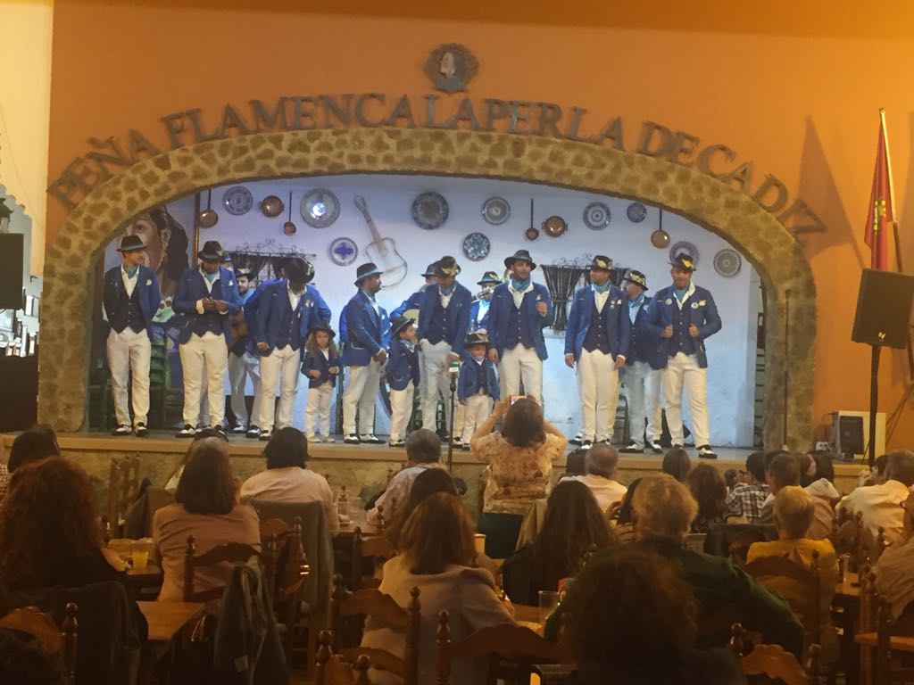 La comparsa 'El Ángel de Cádiz' recibe el Premio Cajonazo 2017