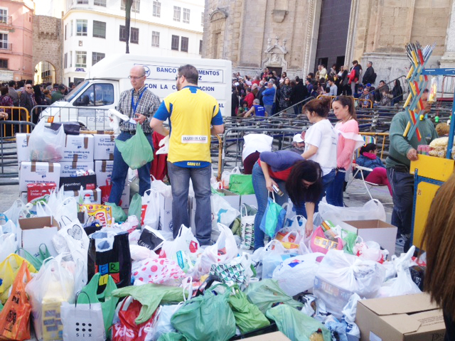 Macrocita solidaria en el Carnaval chiquito al rescate del Banco de Alimentos de Cádiz