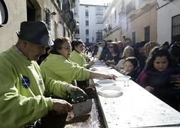 La ciudad ya vive el Carnaval con coplas y sabor a mar en las calles