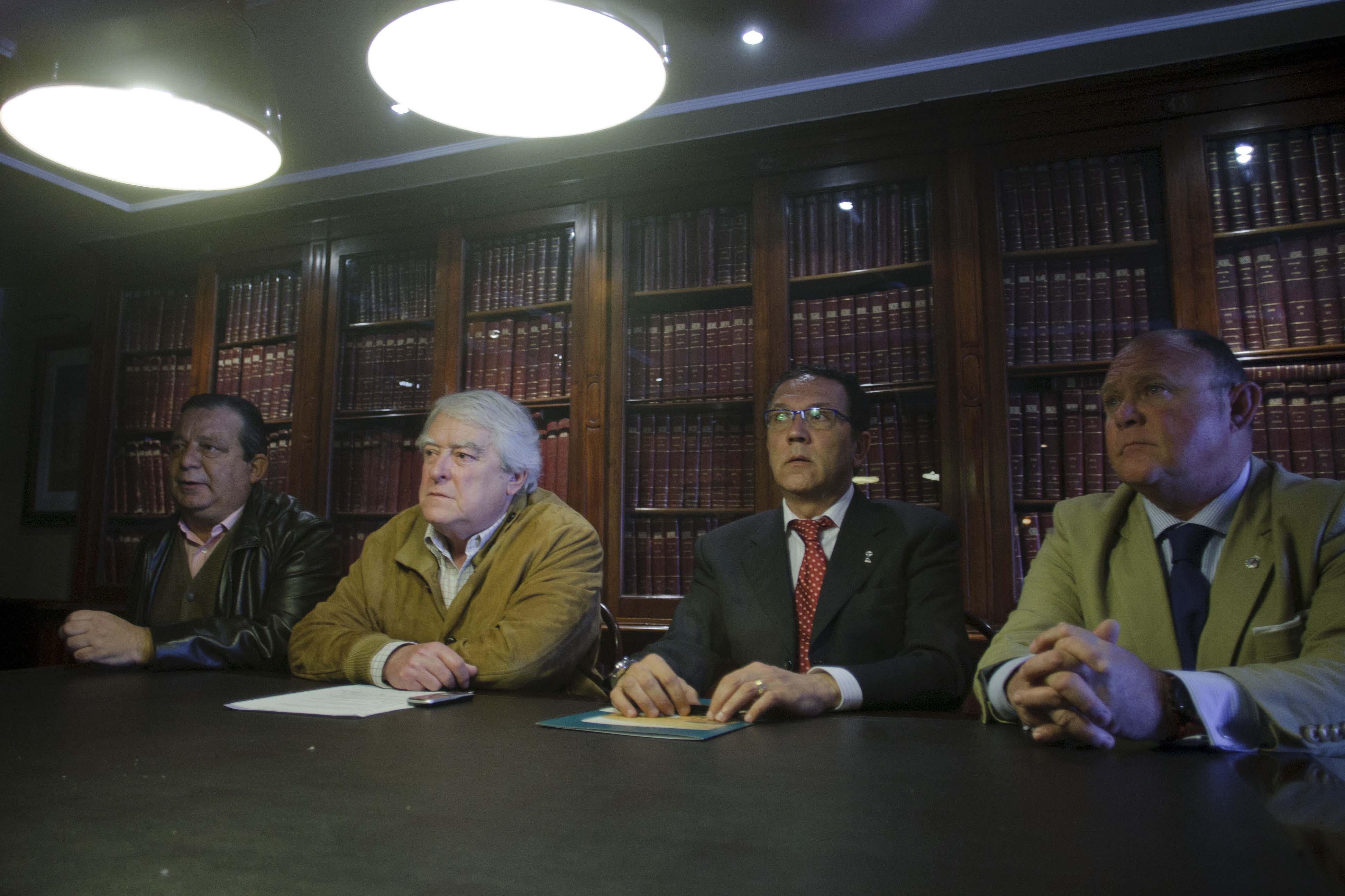 El Faro organiza fiestas con grupos ilegales y del Concurso del Falla