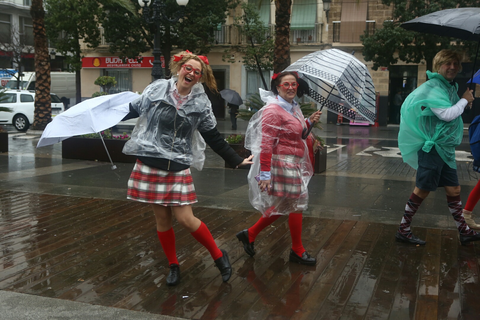 Los carruseles de coros se suspenden por la lluvia pero se mantiene la cabalgata del humor 