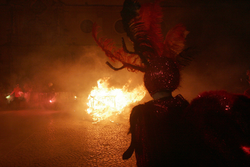 Esta noche arderá el dios Momo en la plaza de San Antonio