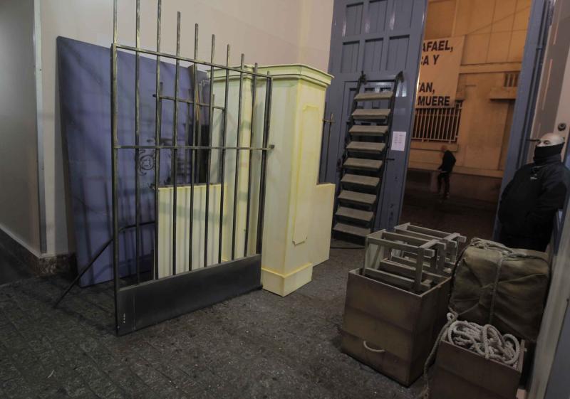 Calle cortada para facilitar la descarga de decorados