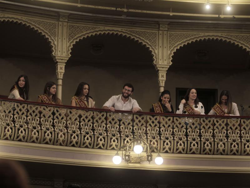 Las ninfas y el concejal de Fiestas firman la paz en el palco municipal