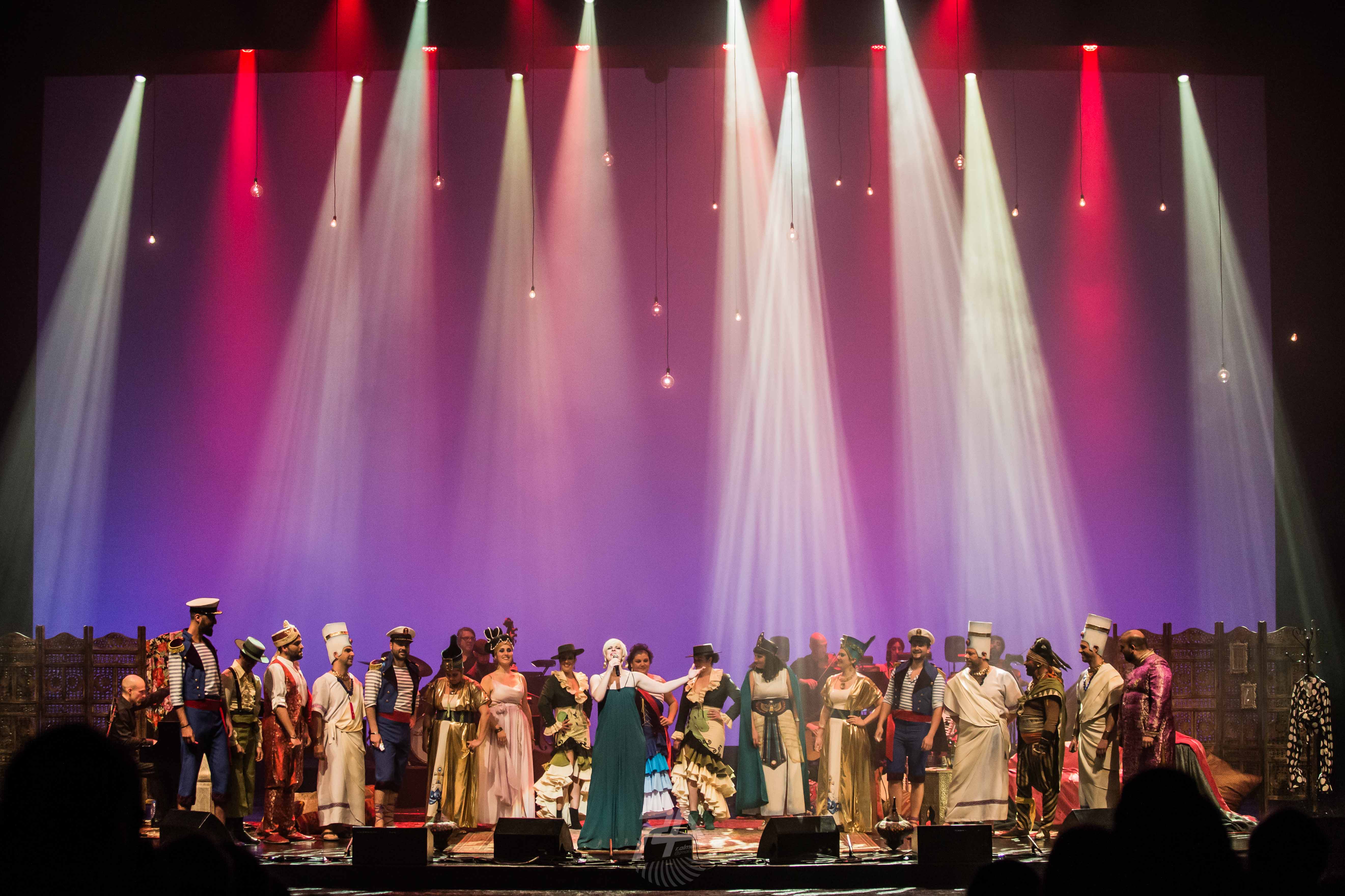 La cantante Pasión Vega se lleva de gira por Madrid y Sevilla al coro de Luis Rivero