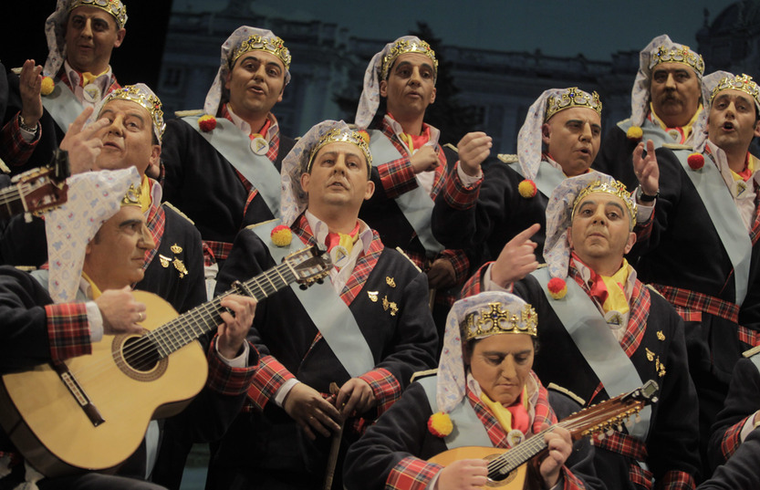 El coro de Valdés abriendo y la chirigota 'atinada' cerrando