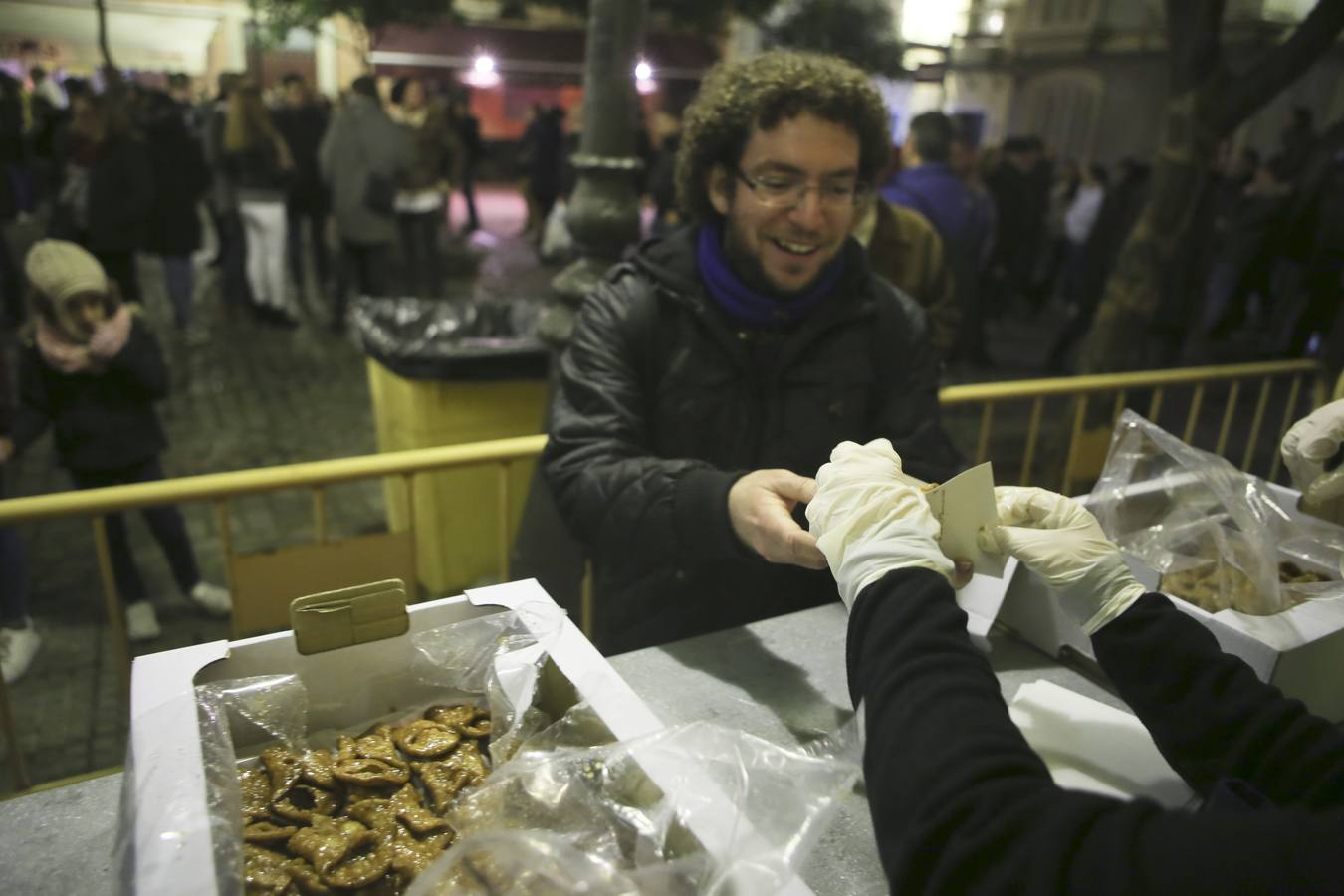 Atracón de pestiños, erizos y ostiones maridados con las primeras coplas