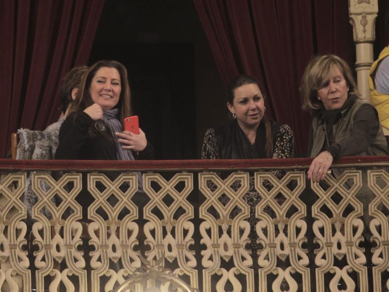 Sara Baras y Niña Pastori, espectadoras de lujo en el Falla