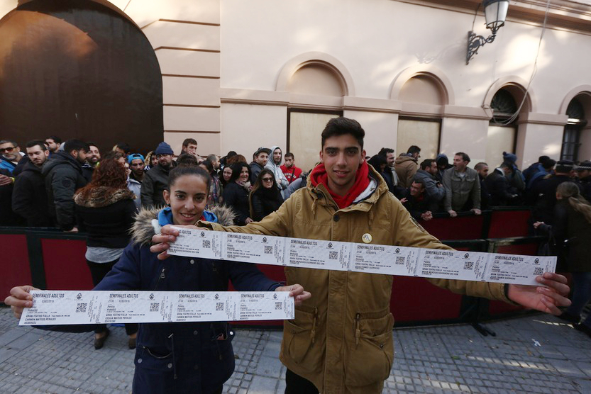 Bronca a primera hora en la venta de entradas de semifinales del COAC