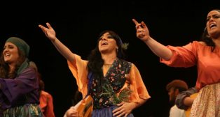 Actuación de la comparsa La errante. Carnaval de Cádiz 2018 femenina Sevilla