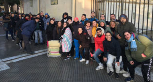 Los aficionados que llegaron primeros a la cola del Falla.