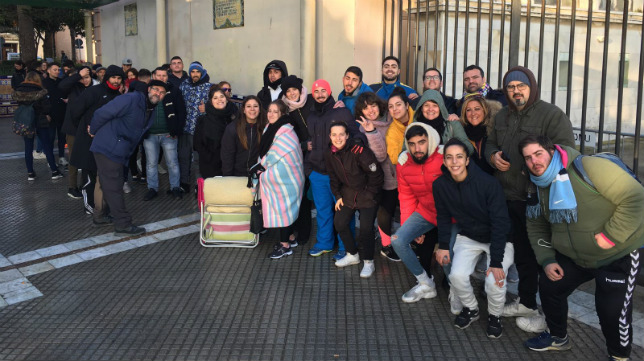 Los aficionados que llegaron primeros a la cola del Falla.