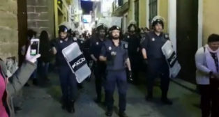 La chirigota del Bizcocho en el pasacalles antes de actuar en el COAC