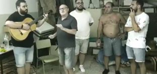 Manolo Santander enseña el pasodoble a su chirigota en el COAC