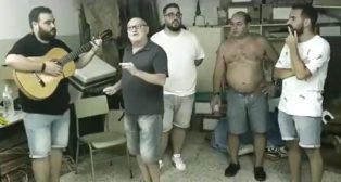 Manolo Santander enseña el pasodoble a su chirigota en el COAC