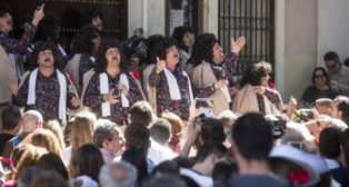 Los quemasangre cantando este domingo en la plaza de Mina.