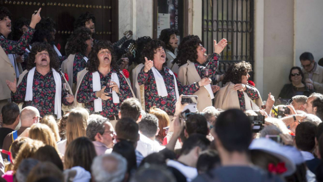 Los quemasangre cantando este domingo en la plaza de Mina.
