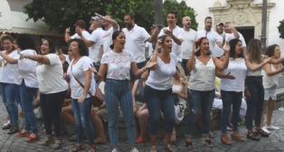 Flashmob del coro de Luis Rivero para anunciar su regreso al COAC 2020