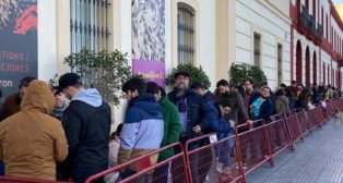 Gaditanos haciendo cola en el Ecco este martes para las entradas de Cuartos del COAC 2020.