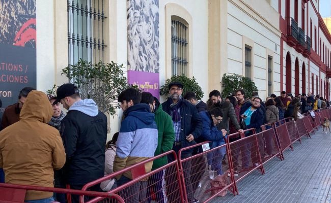 Gaditanos haciendo cola en el Ecco este martes para las entradas de Cuartos del COAC 2020.